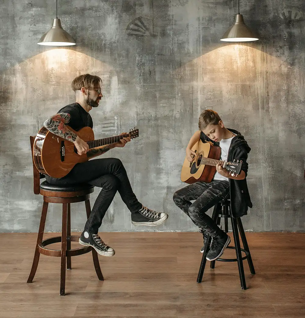 Persona orando con Biblia y diario